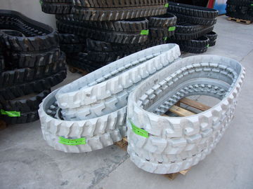 ราคาดี เส้นทางเดินรถที่ไม่ทำเครื่องหมายของ Komatsu น้ำหนักเบาสูตรยางออกแบบพิเศษ ออนไลน์